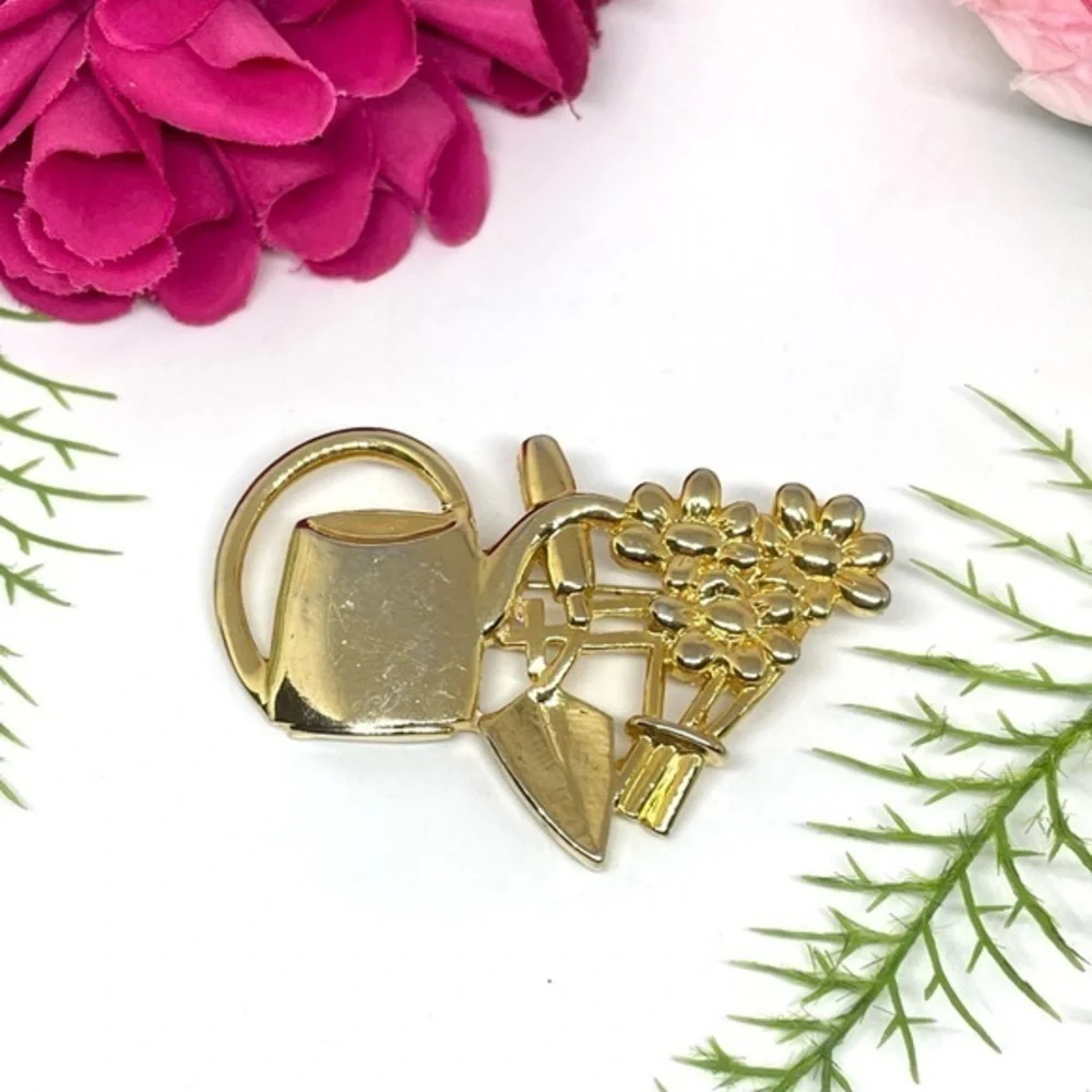 VINTAGE⚜️Gardener Watering Can Golden Brooch